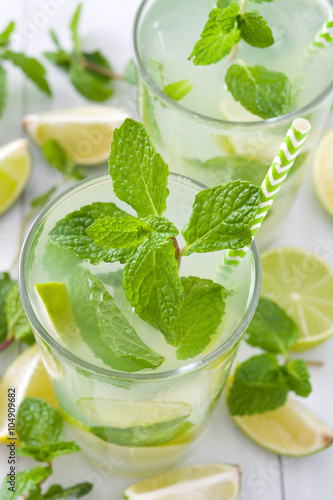 Summer drink. Fresh mojito with lime and mint. Blue background Obraz na płótnie
