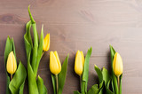 Fototapeta Tulipany - tulipany na tle z desek