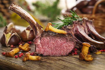 hirschkarree scharf angebraten auf rustikalem küchenbrett