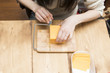 チーズを切る女性