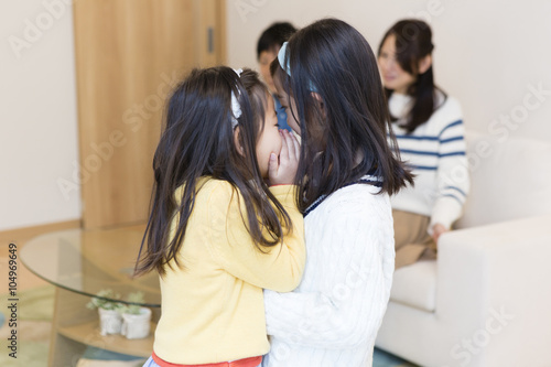 ひそひそ話しをする姉妹 Stock Photo Adobe Stock ひそひそ話しをする姉妹 Stock Photo Adobe Stock