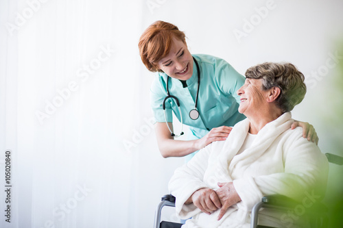 Fotografía Doctor and patient on wheelchair