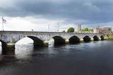 THOMOND BRIDGE OVER SHANNON RIVER,LIMERICK,IRELAND