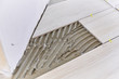 © CreativePhotography - Piastrellista posa piastrelle finto legno