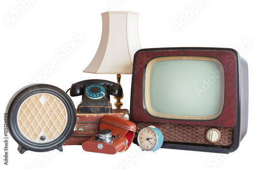 Plakat Stare artykuły gospodarstwa domowego: telewizor, radio, aparat fotograficzny, alarm, telefon, lampa stołowa