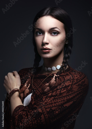 Fotografía Retrato de la hermosa mujer americana / nativa retrato de la hermosa mujer ameri