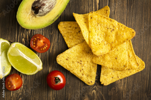 Fotografía Tortilla de maíz virutas de los nachos y guacamole ingredientes de la salsa en la mesa de madera