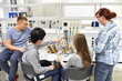 © industrieblick - Berufsausbildung Elektronik - Gruppe Jugendliche lernen in der Berufsschule beim Unterricht // student in the classroom - education technology