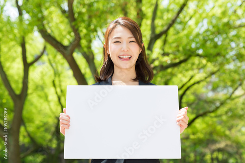 ホワイトボードを持つ女性 ビジネス Stock 写真 Adobe Stock ホワイトボードを持つ女性 ビジネス Stock 写真 Adobe Stock