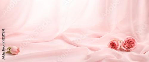Dekoracja na wymiar  rozowe-roze-na-miekkim-jedwabiu
