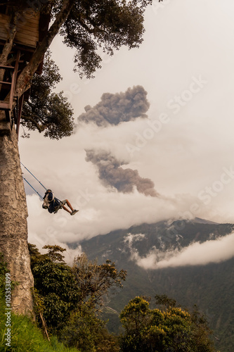 Young Teenager Man On The Casa Del Arbol Swing Kaufen Sie