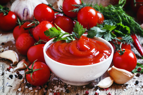 Fotografía Tomato sauce with herbs and spices, selective focus