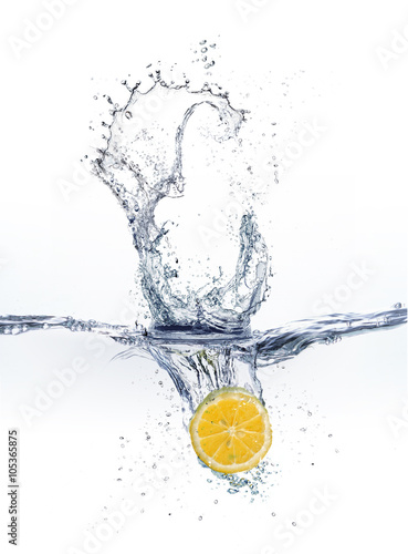 Obraz w ramie water splashing with fruits