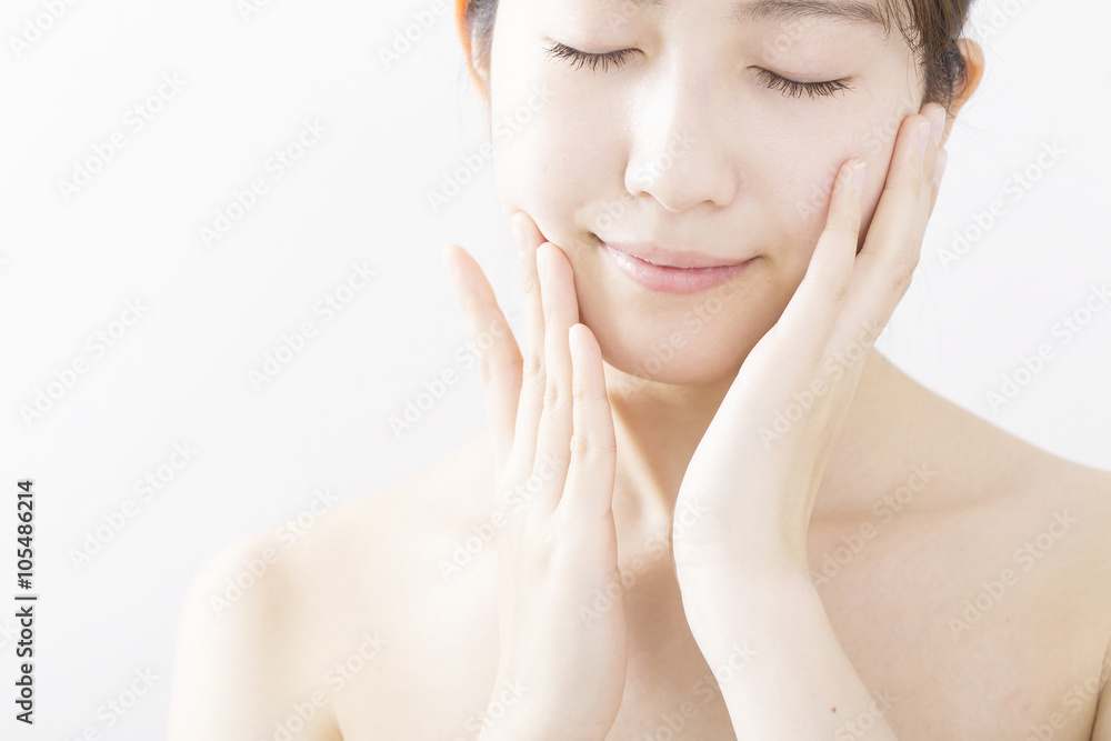女性　美容　手　ハンドケア　スキンケア　目線あり　ボディパーツ　白バック