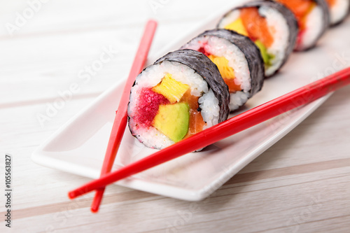 Naklejka samoprzylepna Wiersz maki sushi z pałeczkami