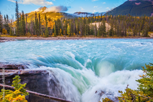 potezne-i-malownicze-wodospady-athabasca