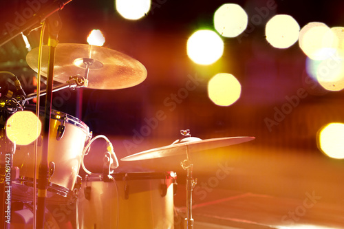 Zdjęcie XXL Bębny na scenie Muzyka na żywo Sceny światła.