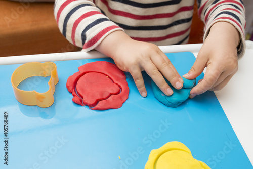 粘土で遊ぶ子供 Stock Photo Adobe Stock 粘土で遊ぶ子供 Stock Photo Adobe Stock