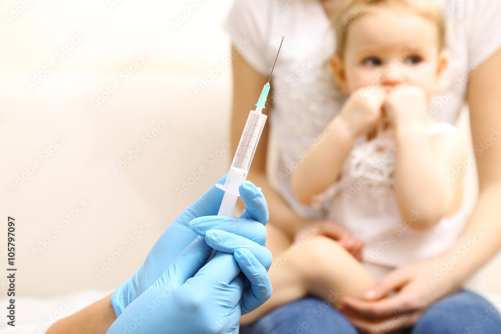 Dziecko boi się szczepienia  - obrazy, fototapety, plakaty 