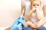 Fototapeta  - Dziecko boi się szczepienia 