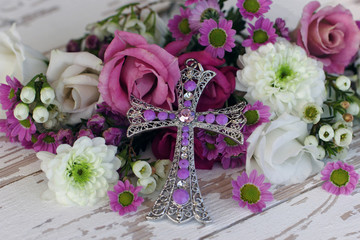Fotomurales - Kreuz mit Blumen