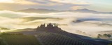 Fototapeta Krajobraz - Piękny mglisty toskański pejzaż o poranku