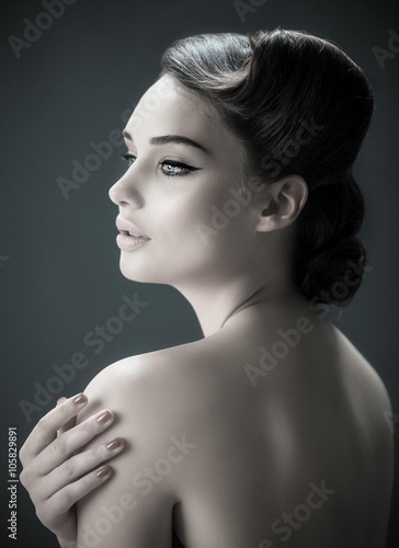 Fototapeta na wymiar Portret pięknej nagiej młodej kobiety