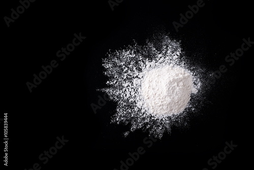 Fotografía flour on the black background