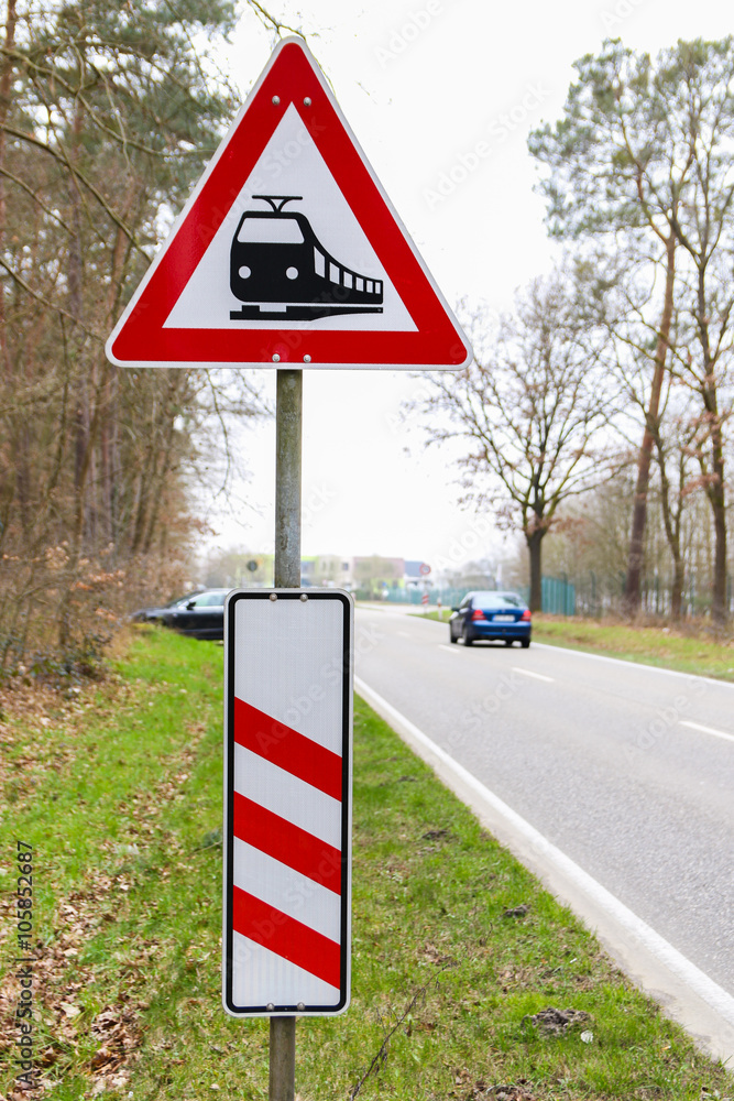 Elegantes Unbeschrankter Bahnubergang Schild Bild