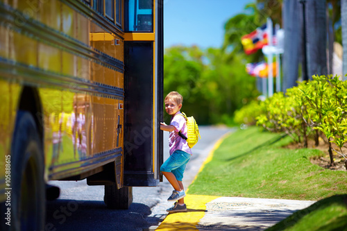 Plakat słodkie dziecko wsiada do autobusu, gotowe do szkoły