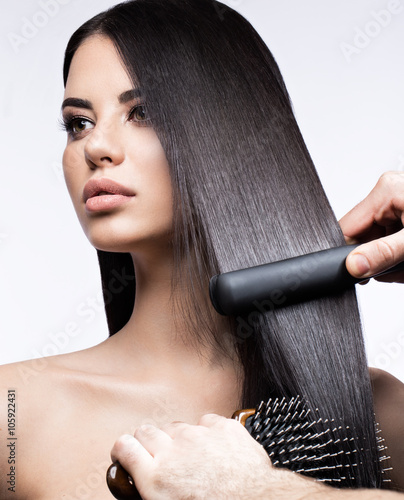 Cuadros en Lienzo Beautiful brunette girl with a perfectly smooth hair, curling and classic make-up