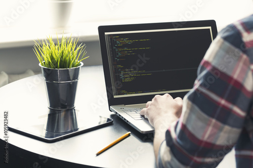 Fotografía Programador que trabaja en la computadora portátil en la oficina