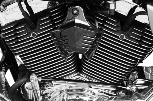 Fotografía Motor cromado negro de la moto y el fondo blanco