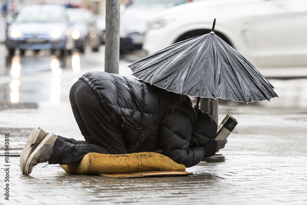 Beggar in the rain with umbrella cars - obrazy, fototapety, plakaty 