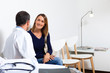 © plprod - médecin qui parle à sa patiente souriante dans une salle d'attente