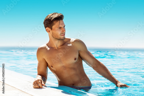 Cuadros en Lienzo Handsome man in swimming pool