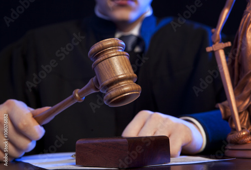 Cuadros en Lienzo Male judge in a courtroom striking the gavel