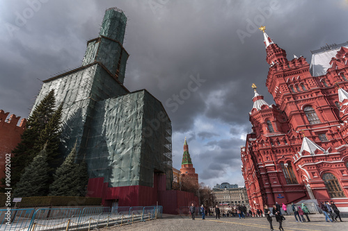 Fotografie, Obraz Moscow, Russia - March 20, 2016: Frightening type of the Nikolskaya Tower of the Moscow Kremlin during reconstruction