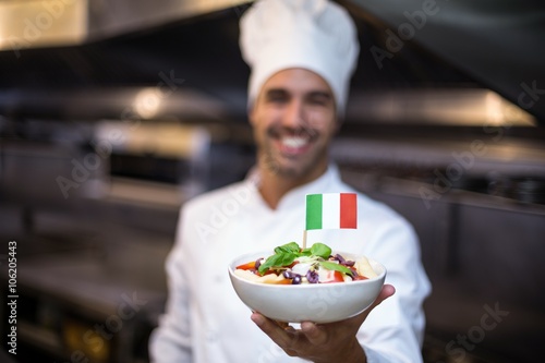 Fotografía Apuesto harina de presentación de chef con la bandera italiana