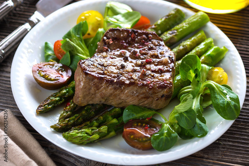 Fotografía Filete de carne a la plancha con espárragos