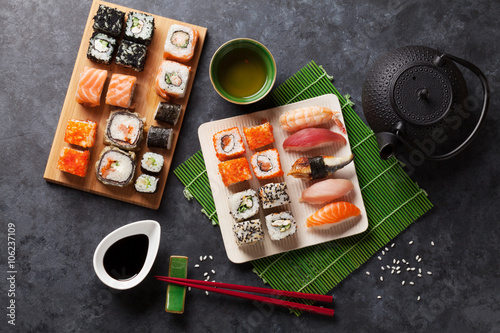 Obraz na płótnie canvas trzyczęściowy "tryptyk" Zestaw sushi, maki i zielonej herbaty