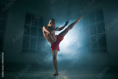 Αφίσα The young man kickboxing in blue smoke
