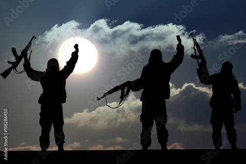 Fotografía Silueta de soldado militar o funcionario con armas al atardecer