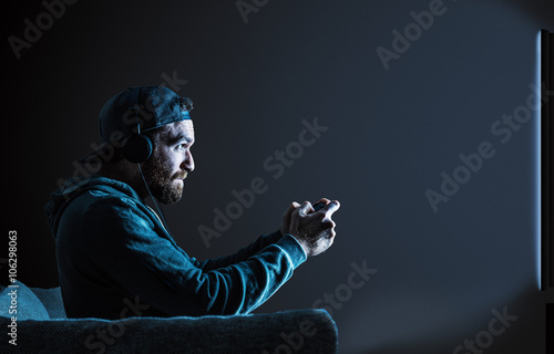 Photo  Gamer vor einem Fernseher