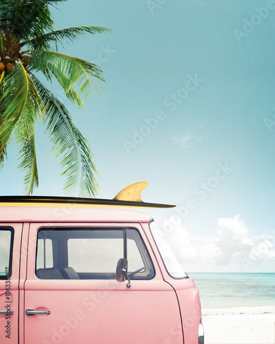 Foto-Plissee - Vintage car parked on the tropical beach (seaside) with a surfboard on the roof (von jakkapan)