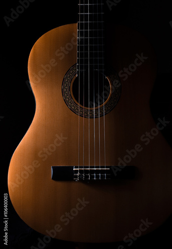 Plakat gitara akustyczna na czarnym tle