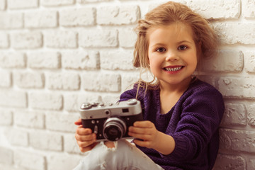 Canvas Print - Little girl with camera