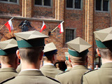 Fototapeta  - Obchody majowe z okazji rocznicy uchwalenia Konstytucji 3 Maja. Żołnierze wojska polskiego stoją na toruńskim rynku, a w tle polskie, biało czerwone flagi.