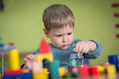 Fotografía Niño plaing con los juguetes en la guardería