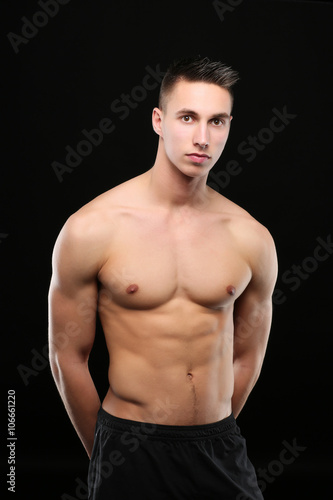 Portrait d'un bel homme torse nu sur fond noir - Buy this stock photo ...